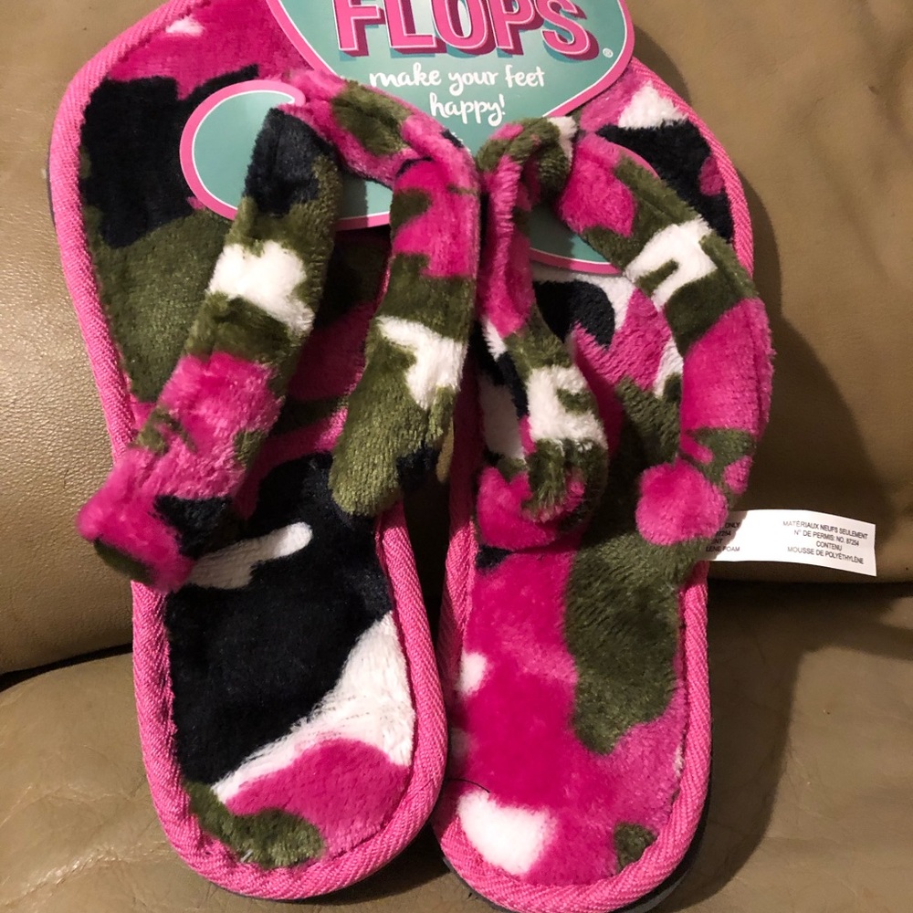 8 pairs of size 7 slippers